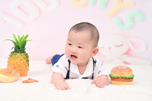 乳山宝宝在妈妈肚子里